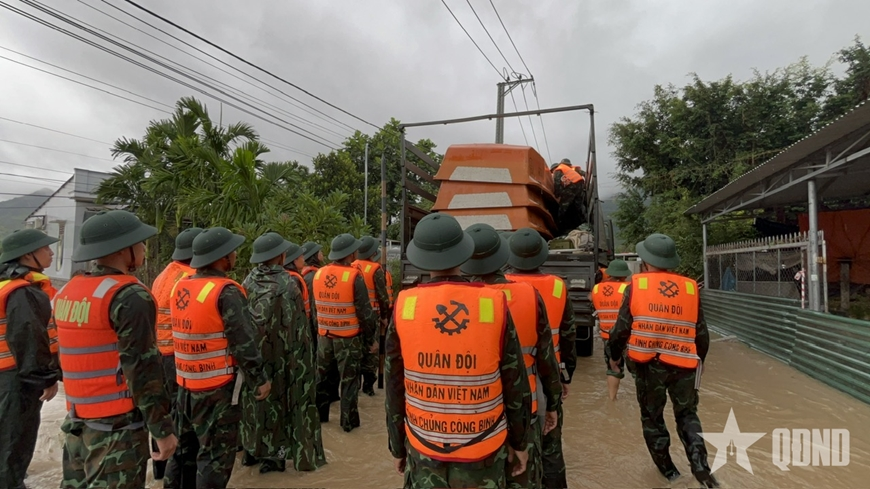 Quân đội huy động trên 7.700 lượt cán bộ, chiến sĩ giúp nhân dân khắc phục hậu quả mưa lũ

